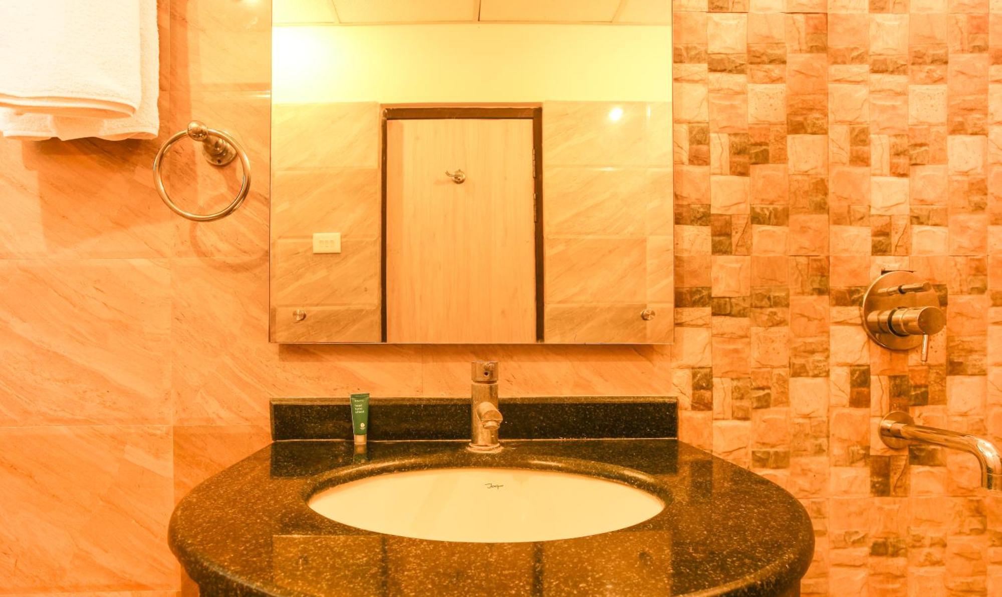 Hotel Janki International 3 Km From Kashi Vishwanath Temple Free Pickup From Railway Station Varanasi Eksteriør billede